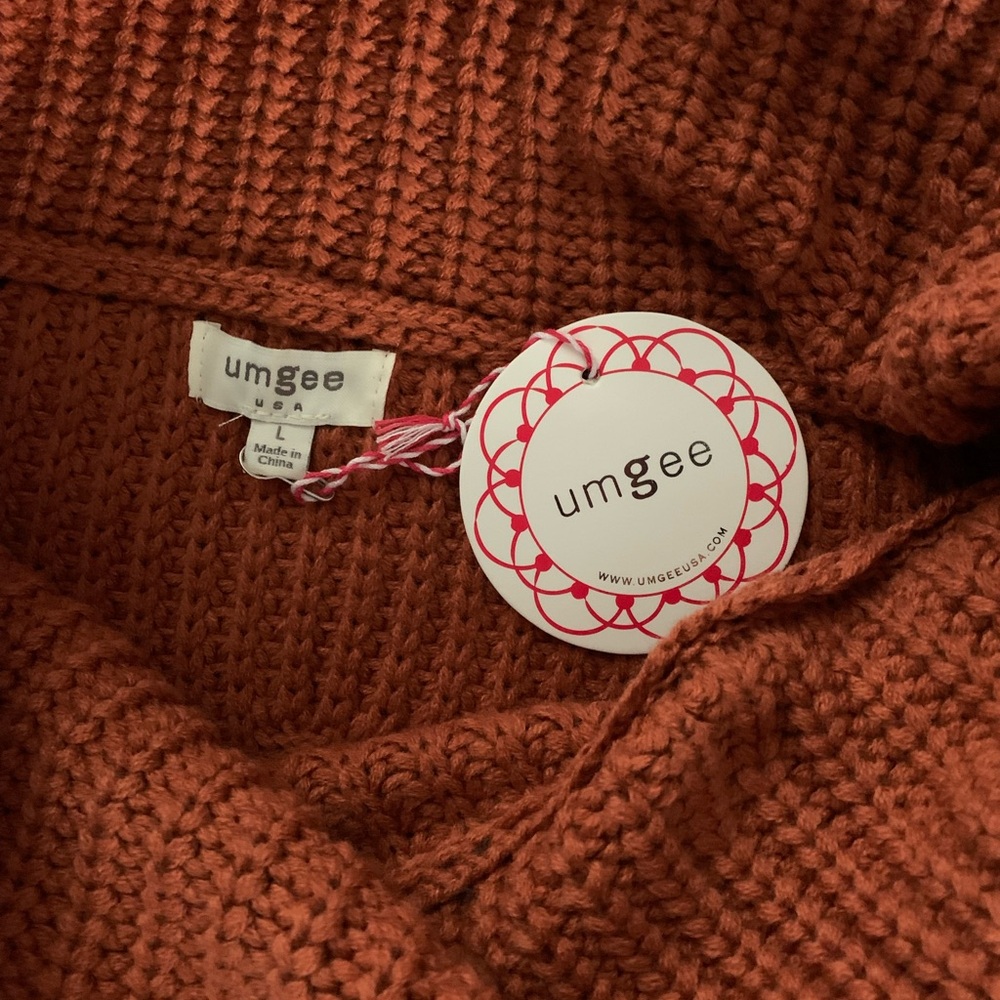 Beautiful sweater with a large neckline - Picture 2 of 2